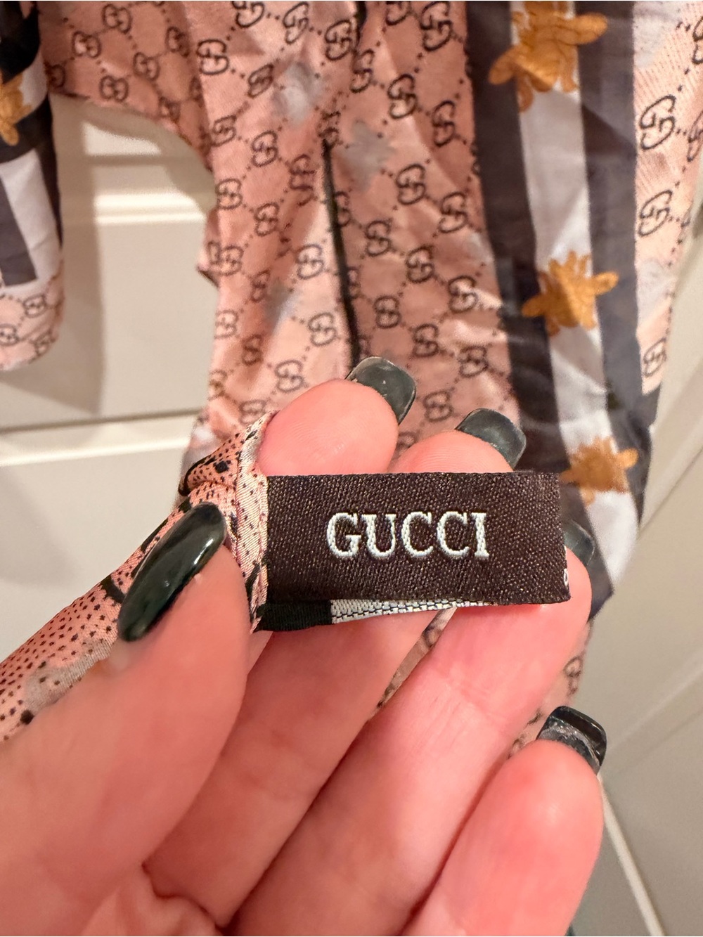Gucci GG Supreme Bee
Print Silk Scarf 35*70 - Picture 4 of 6